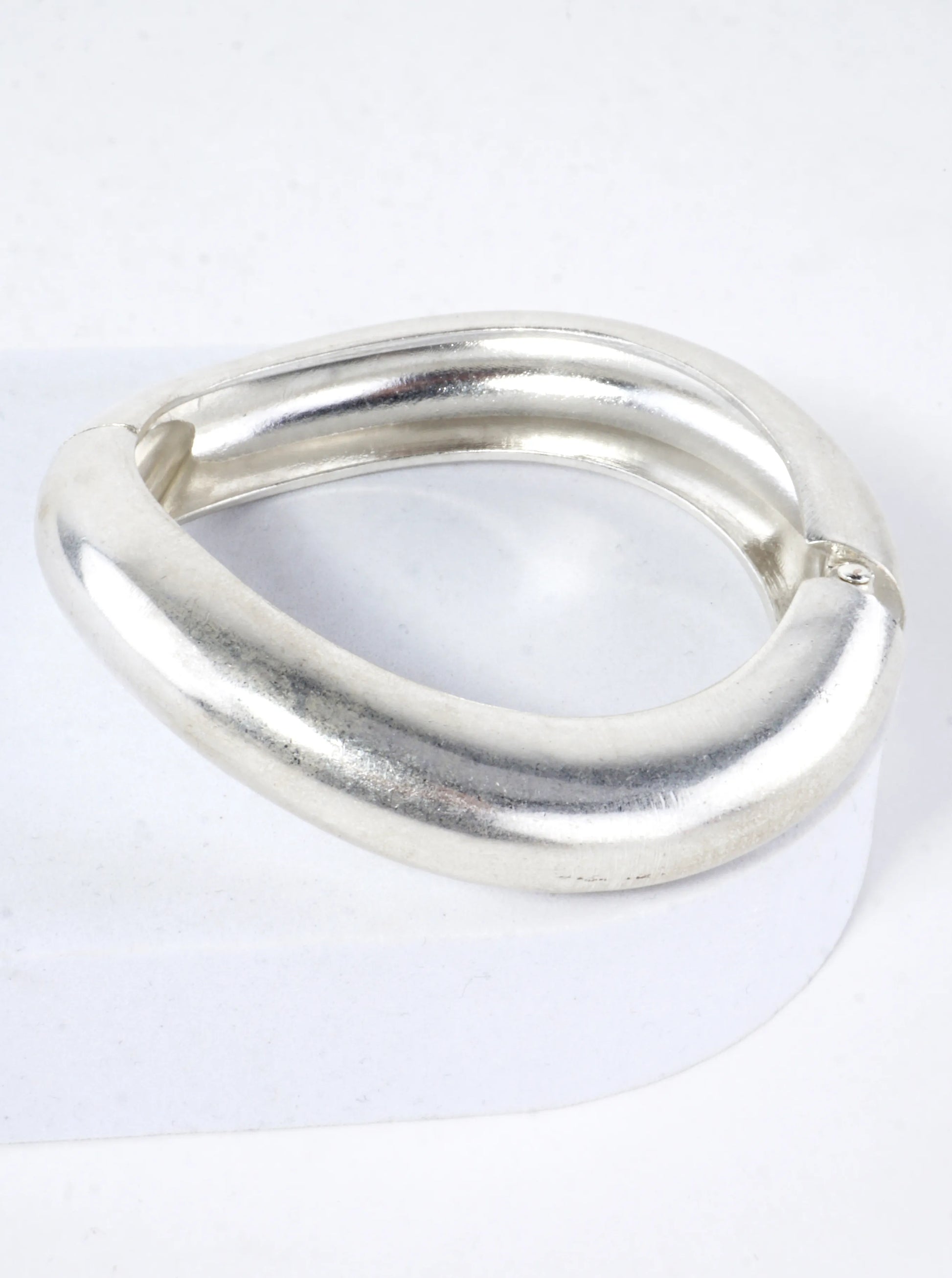 Sculptural-Statement-Curve-Hinge-Bangle-Bracelet-33-YB2748-WS-0-N0OW4128124125K0304.jpg