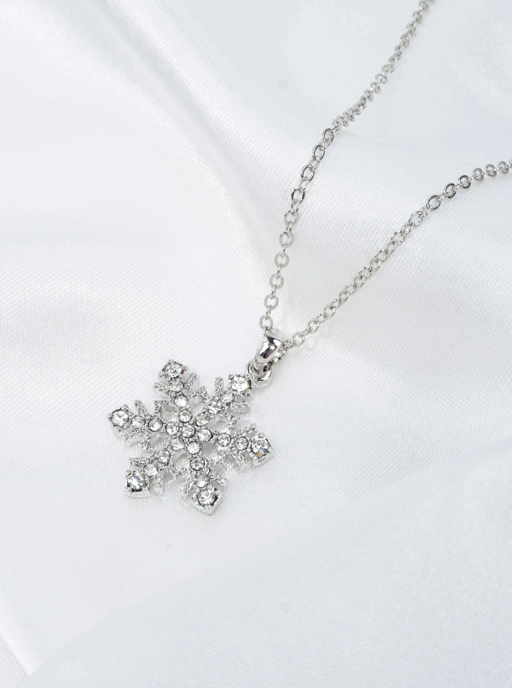 Snowflake-Rhinestone-Pendant-Necklace-61-N6786-RCR-0-GHKU5Q26064426K1110.jpg