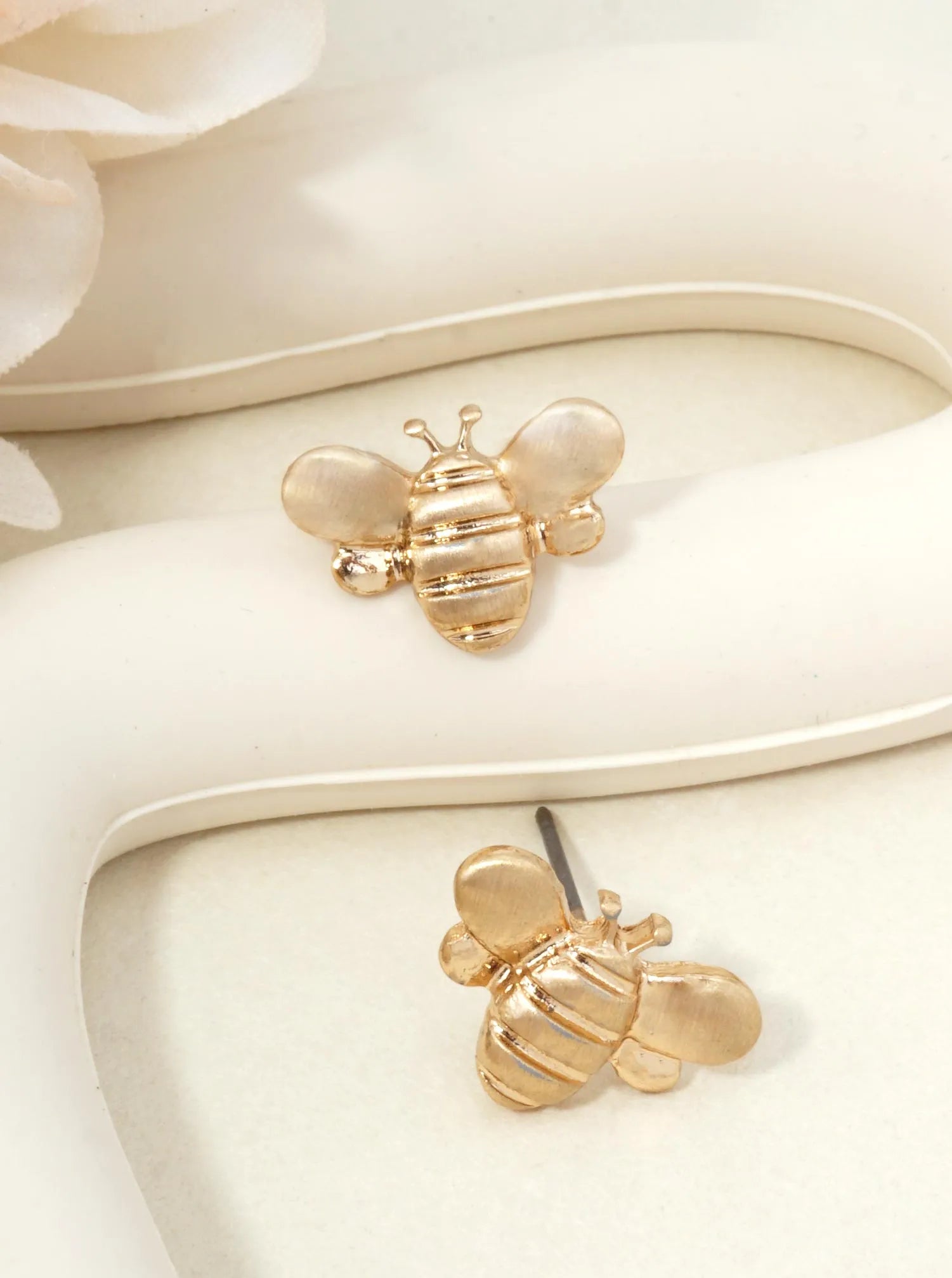 Textured-Brass-Bee-Stud-Earrings-61-E7386-G-0-GMGZGE13070126K1029.jpg