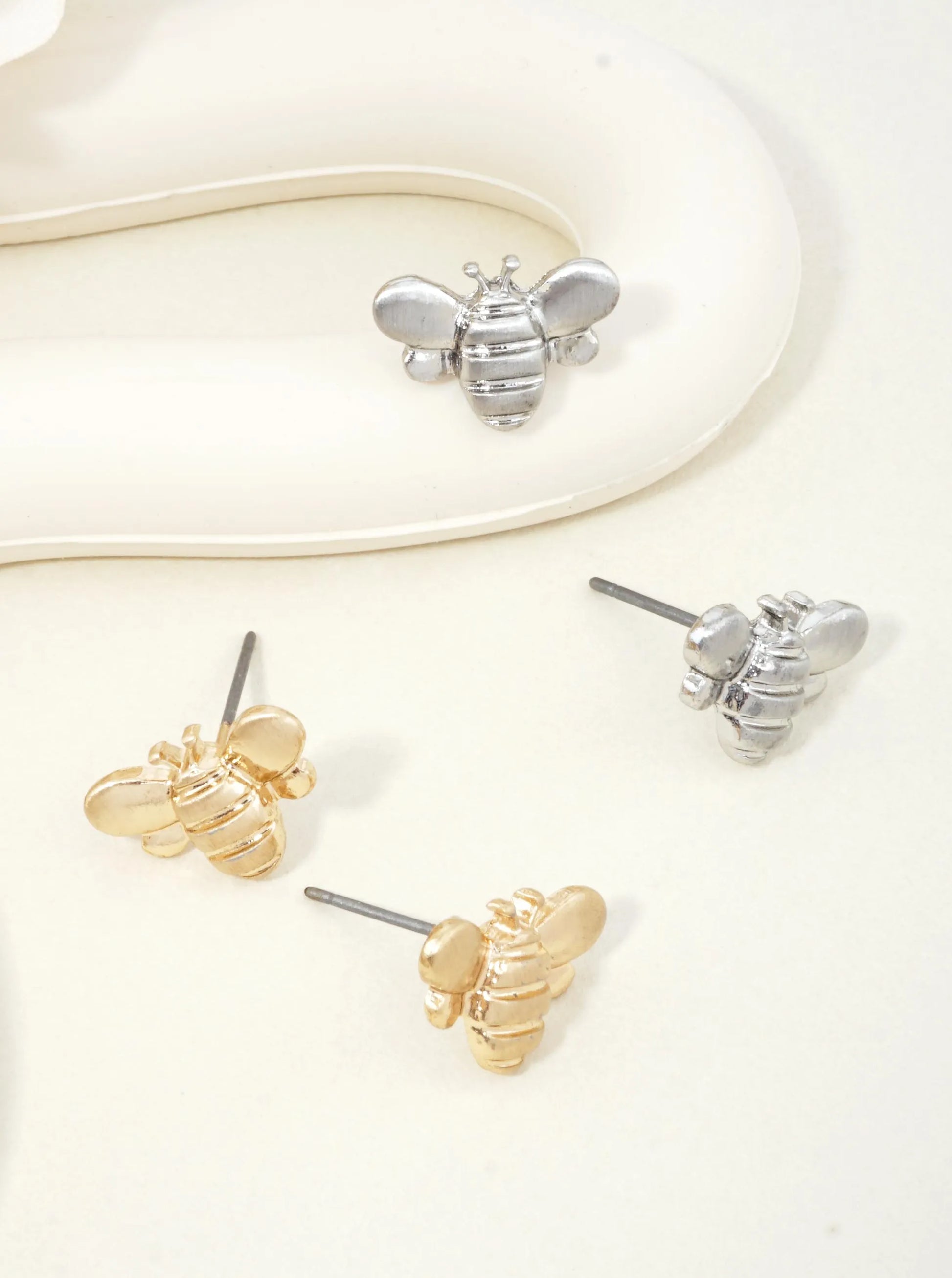 Textured-Brass-Bee-Stud-Earrings-61-E7386-G-1-CZRJXL13070126K1029.jpg
