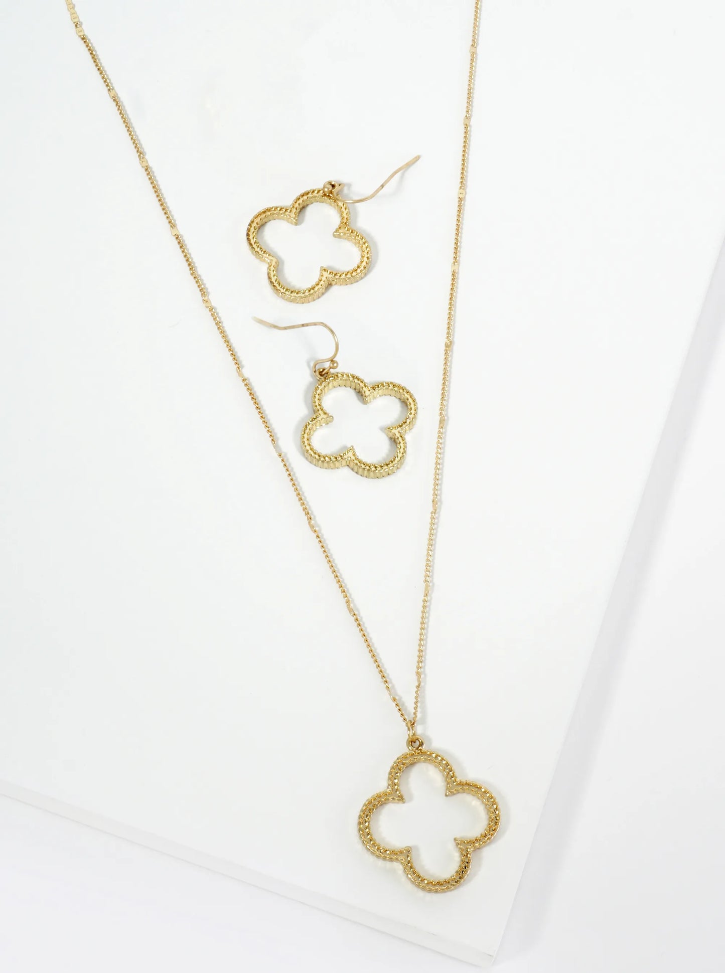 Textured Quatrefoil Pendant Necklace With Earrings Set
