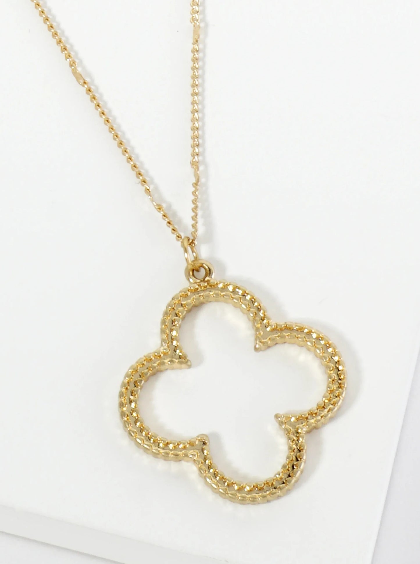 Textured Quatrefoil Pendant Necklace With Earrings Set
