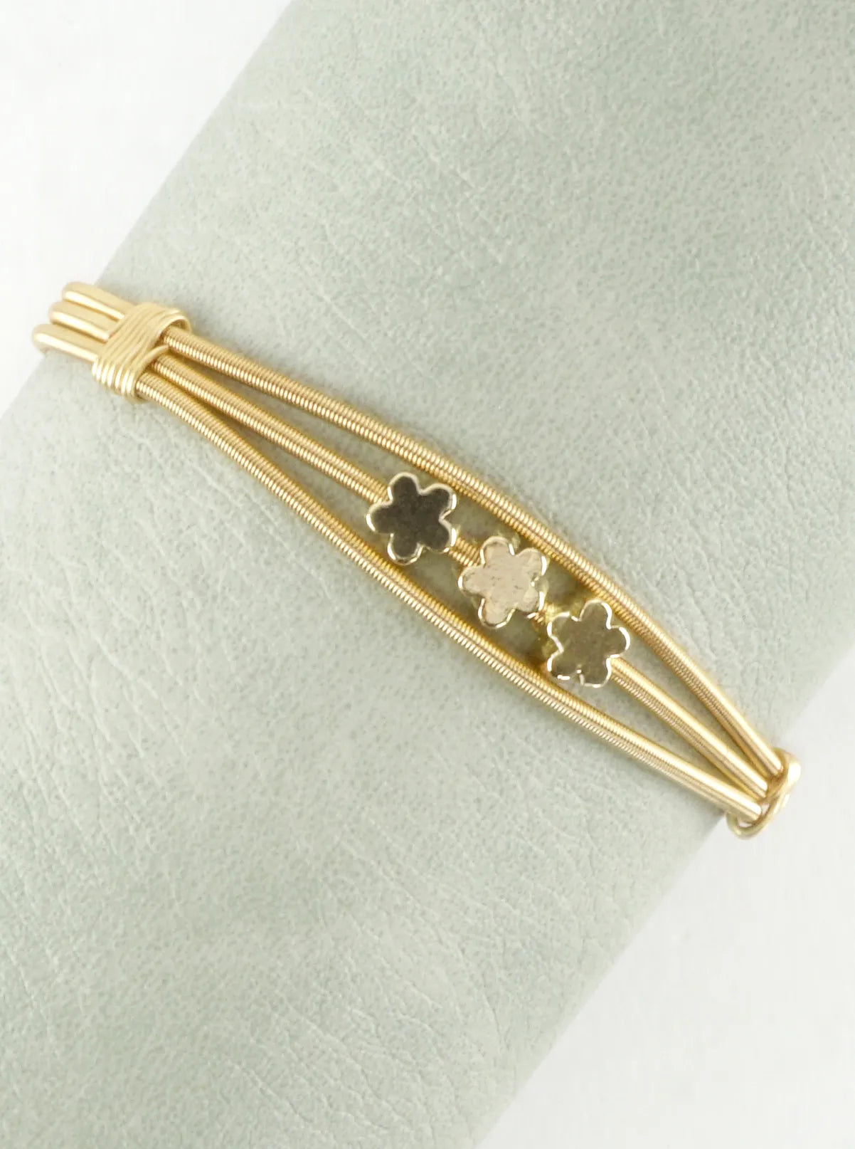 Triple Flower Stretch Spring Wire Bracelet
