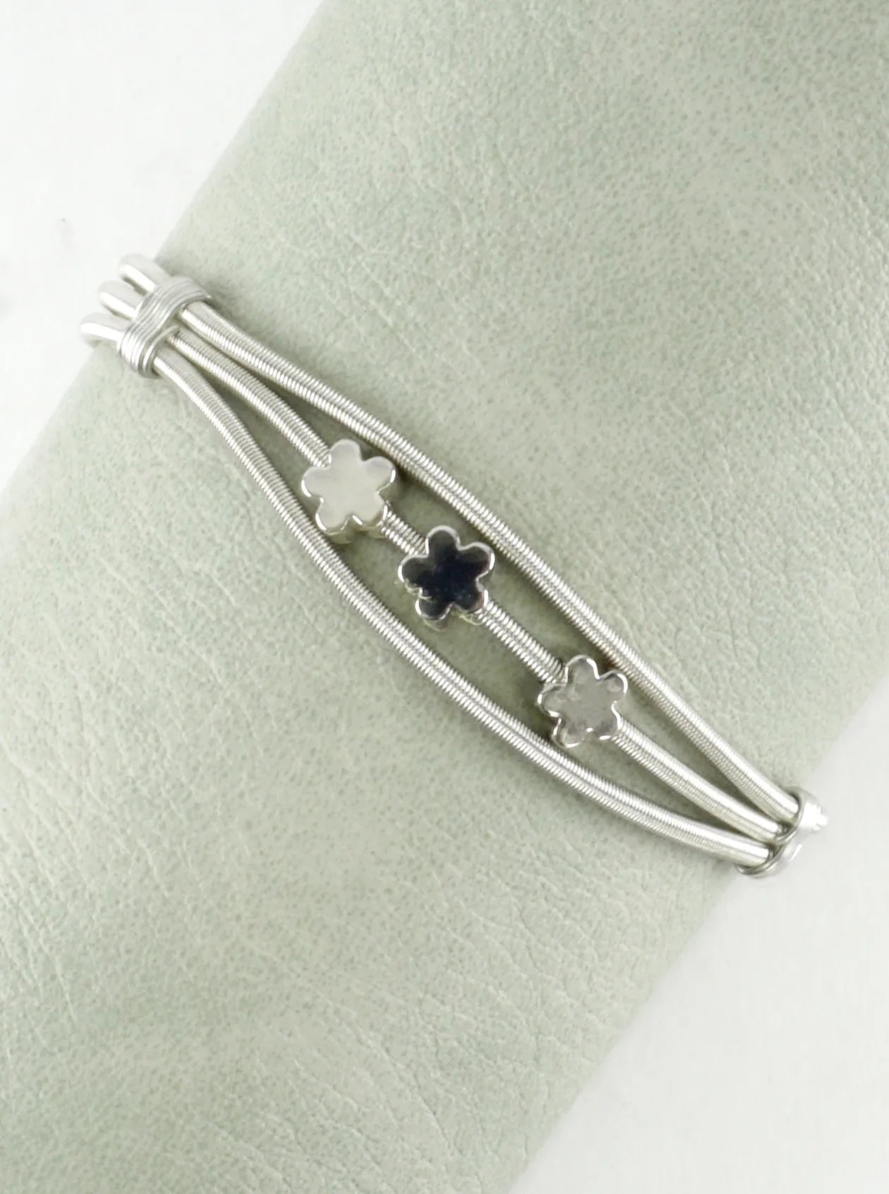 Triple Flower Stretch Spring Wire Bracelet