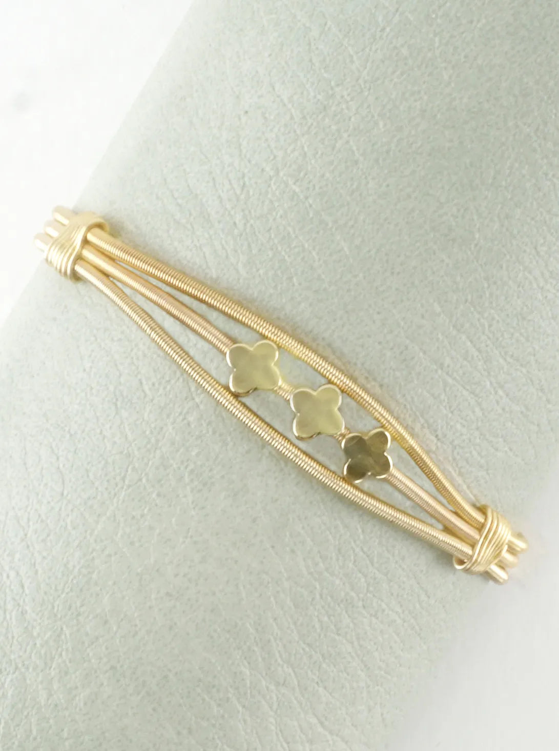 Triple Quatrefoil Stretch Spring Wire Bracelet