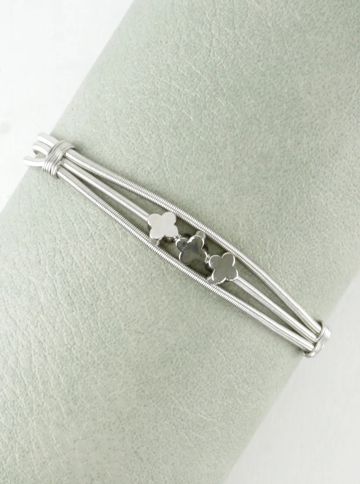 Triple Quatrefoil Stretch Spring Wire Bracelet
