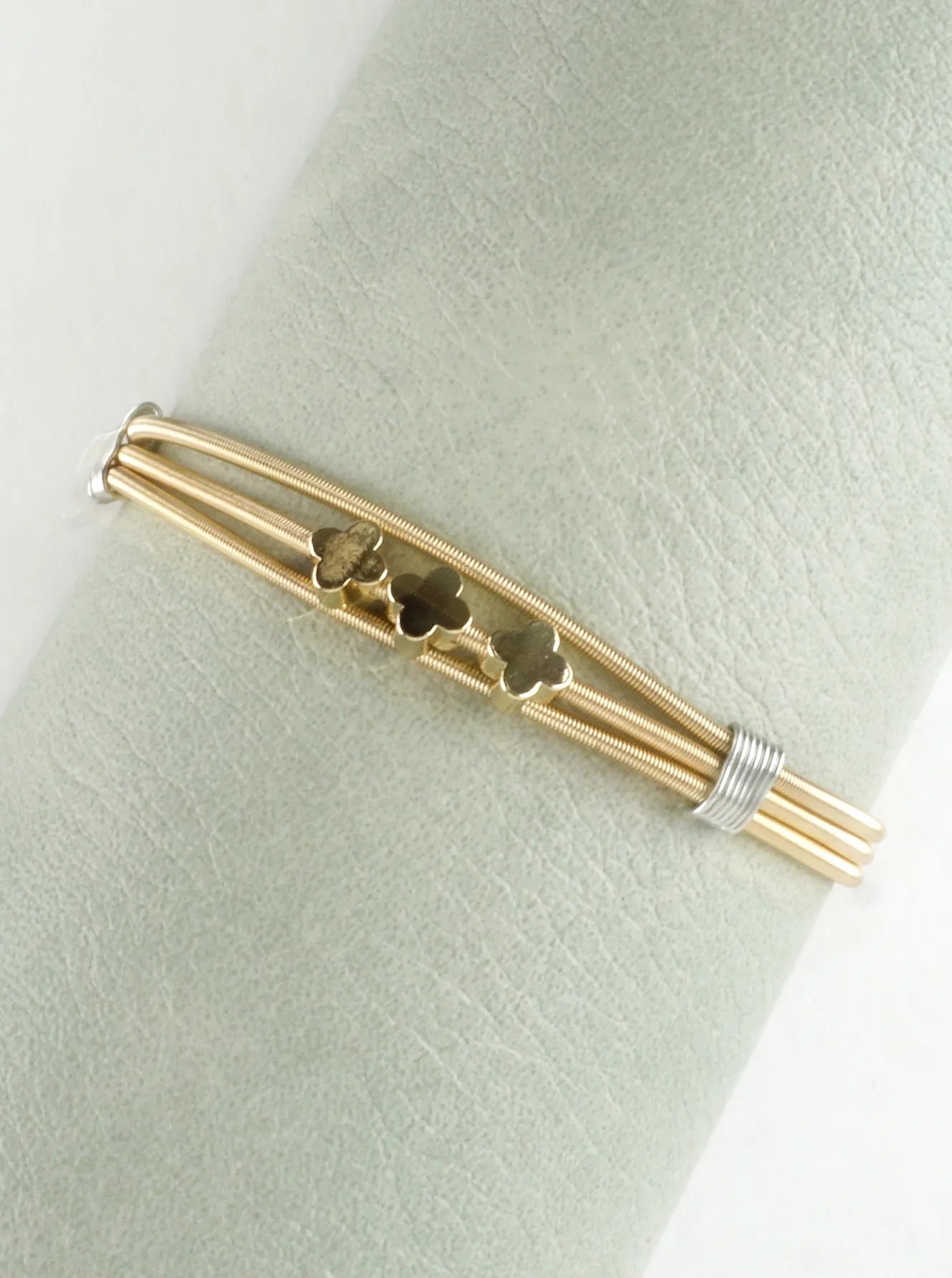 Triple Quatrefoil Stretch Spring Wire Bracelet
