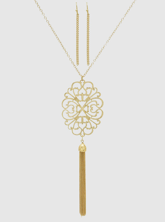 ANTIQUE PATTERN FILIGREE METAL PENDANT WITH TASSEL LONG NECKLACE WORN GOLD