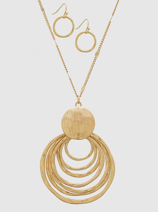 HAMMERED METAL MULTI HOOP LAYERED NECKLACE SET WORN GOLD